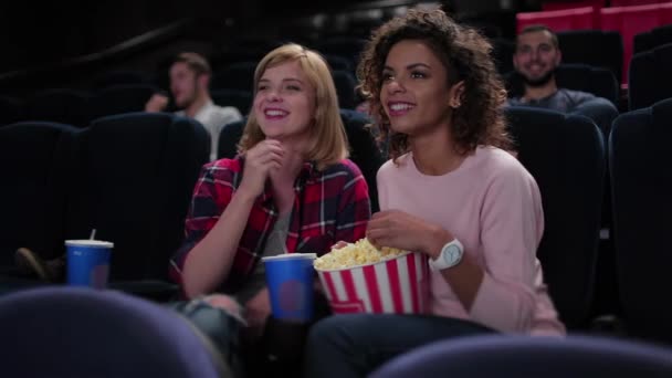 Ung Kvinna Äter Popcorn Och Tittar Film Tillsammans Medan Hon — Stockvideo