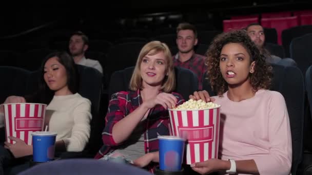 Ομάδα Νέων Που Κάθονται Στο Σινεμά Βλέπουν Ταινία Τρώνε Ποπ — Αρχείο Βίντεο