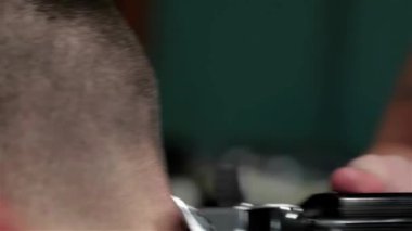 Erkek saç şekillendirme ve kanununu bir kuaför dükkanı veya saç salonda. Sakal bakım. Berber Dükkanı. Erkek Kuaför Saç sakal Yetişkin erkeklerde erkek Kuaför Salonu yapıyor. Salonların işyerinde