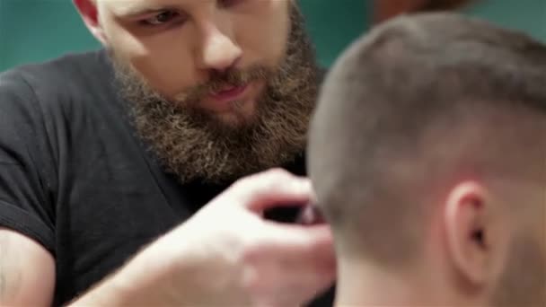 Männer Friseur Und Friseur Einem Friseursalon Pflege Des Bartes Friseurladen — Stockvideo