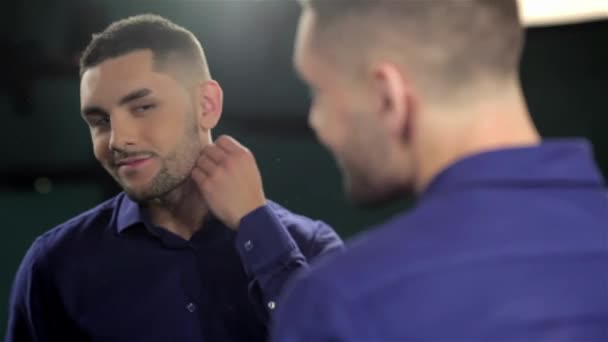 Mens Hairstyling Haircutting Een Kapper Winkel Haar Salon Het Verzorgen — Stockvideo