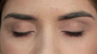Beyaz arka planda güzel bir kadın portresi. Beyaz arka planda izole edilmiş kafkas kadın modeli. Mükemmel taze cilt. Saf güzellik modeli kadın kameraya bakıyor. Gençlik ve cilt bakım konsepti.