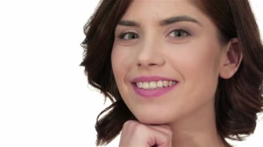 Beyaz arka planda güzel bir kadın portresi. Beyaz arka planda izole edilmiş kafkas kadın modeli. Mükemmel taze cilt. Saf güzellik modeli kadın kameraya bakıyor. Gençlik ve cilt bakım konsepti.