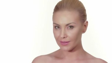 Beyaz arka plan üzerinde güzel kadın portresi. Güzellik modeli mükemmel taze deri ile. Beyaz arka plan üzerinde izole beyaz kadın modeli. Mükemmel taze cilt. Saf güzellik modeli erkek bakarak