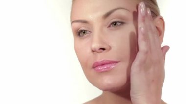 Beyaz arka planda güzel bir kadın portresi. Temiz ciltile güzel genç kadın model yüz Doğal güzellik portresi. Beyaz arka planda izole edilmiş kafkas kadın modeli. Mükemmel taze cilt