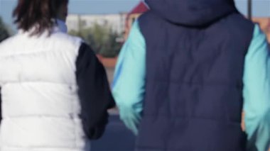 Kentsel koşu, spor, fitness ve insanlar hakkında kavram. Kentsel sporlar - güzel bir sonbahar sabahı şehirde fitness için koşu çift. Fit fitness egzersiz insanlar, sağlıklı koşucular çalışan.