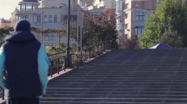 Kentsel koşu, spor, fitness ve insanlar hakkında kavram. Kentsel sporlar - güzel bir sonbahar sabahı şehirde fitness için koşu çift. Fit fitness egzersiz insanlar, sağlıklı koşucular çalışan.