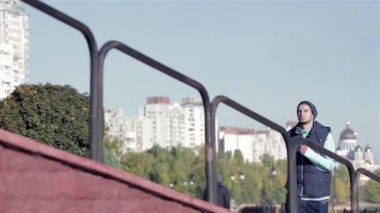Kentsel koşu, spor, fitness ve insanlar hakkında kavram. Kentsel sporlar - güzel bir sonbahar sabahı şehirde fitness için koşu çift. Fit fitness egzersiz insanlar, sağlıklı koşucular çalışan.