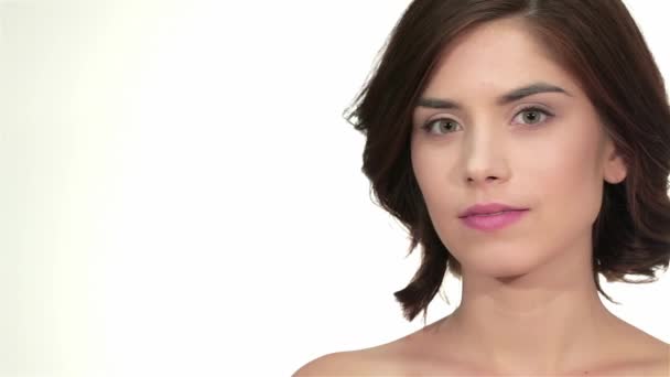 Portrait Belle Femme Sur Fond Blanc Modèle Féminin Caucasien Isolé — Video