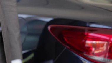 Şimdi onun rüyası gerçek oluyor. Yeni araba anahtarı genç çekici sahiplerine vererek araba satıcısı. Otomatik iş, araba Satılık, teknoloji ve insan kavramı - Oto şov araba satıcısı ile mutlu erkek veya