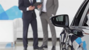 Satıcı ve alıcı otomatik göster. Otomatik iş, araba Satılık, teknoloji ve insan kavramı - auto göstermek ya da salon araba satıcısı ile mutlu erkek. Bir satıcı motor gösterisi ile genç adam.