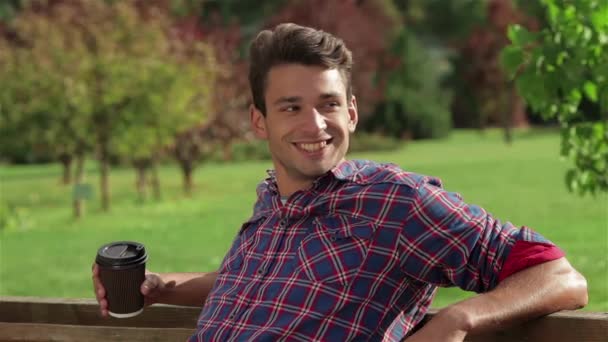 Parkta Bankta Kahve Içen Bir Adam Bir Şehir Parkında Öğrenciler — Stok video