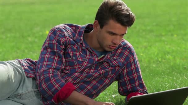 Bărbat Chipeș Relaxează Grădina Folosind Laptopul Pentru Face Cumpărături Într — Videoclip de stoc