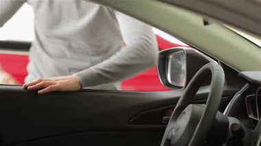 Aracın iç içine bakan bir adam. Yolcu sıralardan görüntüleyin. Otomatik iş, araba Satılık, teknoloji ve insan kavramı - auto göstermek ya da salon araba satıcısı ile mutlu erkek. Genç adam