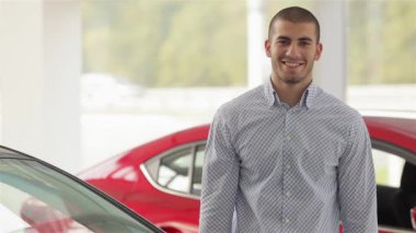 Ulaşım ve mülkiyet kavramı - araba anahtarı dışında olan adam. Otomatik iş, araba Satılık, teknoloji ve insan kavramı - auto göstermek ya da salon araba satıcısı ile mutlu erkek. Bir satıcı ile genç adam