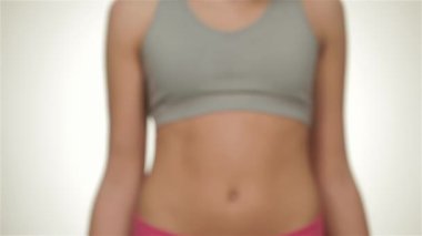 Sağlıklı gıda seçenekleri kavramını kapatın. Sağlıklı fitness ve yeme yaşam tarzı kavramı. Fitness sportif kadın onu iyi eğitimli vücut gösteren, beyaz arka plan üzerinde izole.