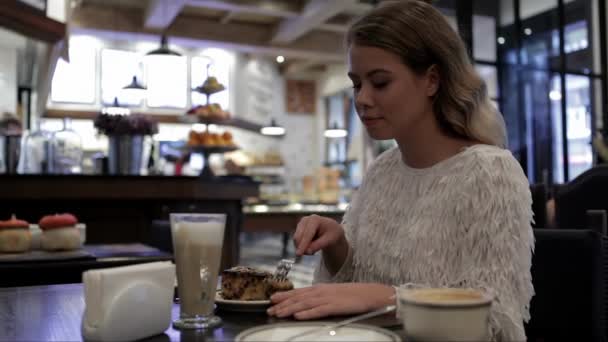 Leuk Meisje Eten Lekker Het Café Het Meisje Vrouw Begint — Stockvideo