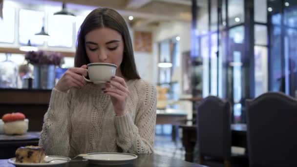 Una Ragazza Attraente Con Mano Una Tazza Caffe Ragazza Donna — Video Stock