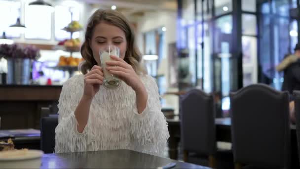 Una Chica Una Panadería Niña Mujer Comienzan Mañana Con Pasteles — Vídeo de stock