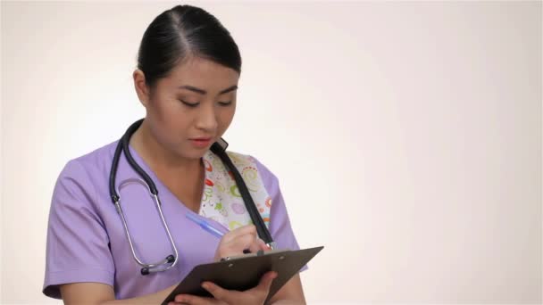 Portrét Usměvavé Asijské Sestry Schránkou Asijská Ošetřovatelka Nebo Doktorka Bílém — Stock video