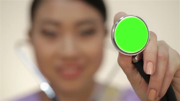 Asiatisk Kvinna Läkare Som Innehar Ett Stetoskop Med Hromakey Asiatisksjuksköterska — Stockvideo