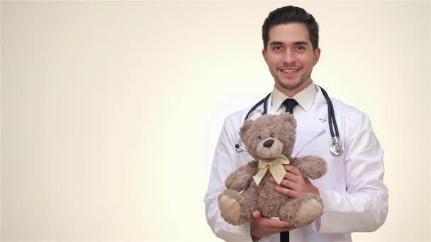 Docteur Respectable Tient Ours Peluche Une Infirmière Caucasienne Médecin Masculin — Video