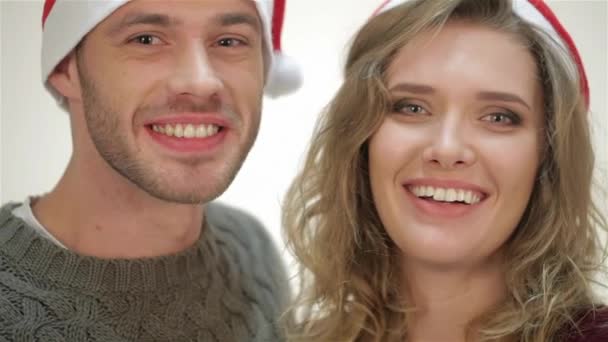 Para Santa Kapelusz Uśmiechnięty Śmiech Aparacie Młoda Atrakcyjna Para Santa — Wideo stockowe