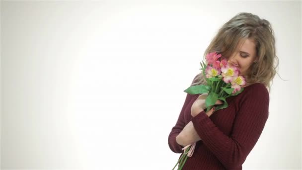 Gelukkig Meisje Met Een Boeket Bloemen Een Witte Achtergrond Jonge — Stockvideo