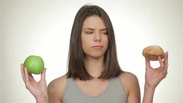 Koncepcji Wyboru Zdrowej Diety Jabłko Lub Rogalika Zdrowe Fitness Styl — Wideo stockowe