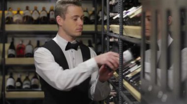 Sommelier şarap şarap mahzeni, seçme. Satış, alışveriş, tüketim ve insanlar kavramı - güvenli ve deneyimli sommelier. Şarap en iyi tercih.