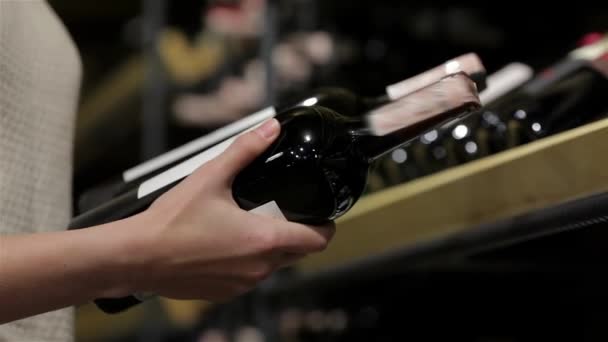 Feche Mãos Mulheres Comparando Dois Vinhos Conceito Venda Compras Consumismo — Vídeo de Stock