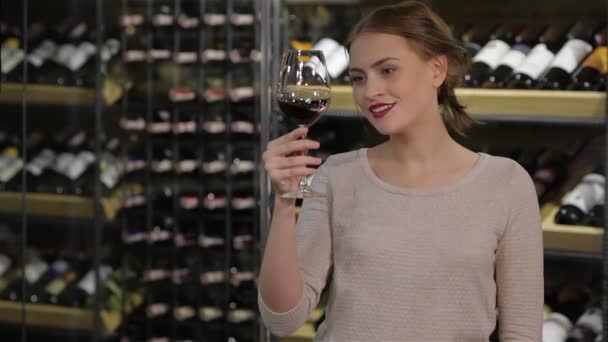 Atrakcyjna Kobieta Patrząc Kolor Wina Szybie Sprzedaż Zakupy Konsumpcjonizm Ludzi — Wideo stockowe