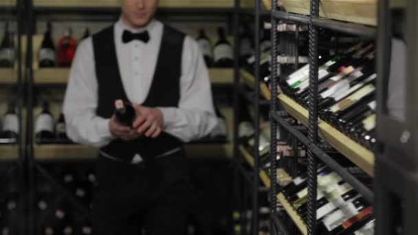 Zbliżenie Twarzy Pewnie Sommeliera Przemyślane Młodych Sommeliera Trzyma Butelkę Wina — Wideo stockowe