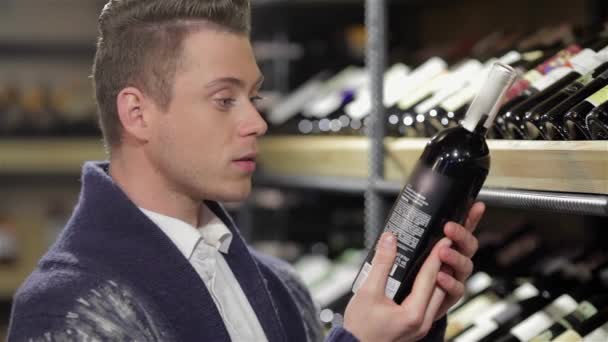 Detta Perfekt Vin Stilig Ung Man Hålla Flaska Vin När — Stockvideo