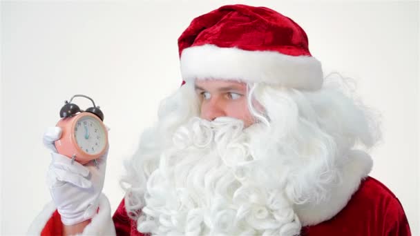 Санта Смотрит Часы Улыбающийся Счастливый Санта Белом Фоне Забавный Санта — стоковое видео
