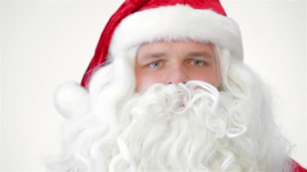 Weihnachtsmann Zeigt Geste Shh Lächelnd Glücklicher Weihnachtsmann Auf Weißem Hintergrund — Stockvideo