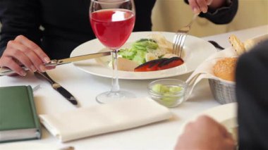 Salata ve meyve suyu yakın çekim, seçici odak ile Iş öğle yemeği. Gülümseyen çekici iş kadını ve adam tartışıyor. Öğle tatilinde kahve içerken. İş yemeği alan iş adamları