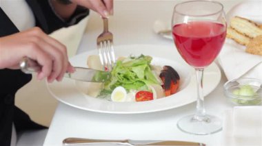 Ön planda bir iş yemeği yakından görüntü. Gülümseyen çekici iş kadını ve adam tartışıyor. Öğle tatilinde kahve içerken. İş adamları dışarıda iş yemeği