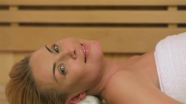 Saunada Dinlenen Bir Kadın Saunayı Rahatlatan Güzel Bir Kadın Kaplıca — Stok video