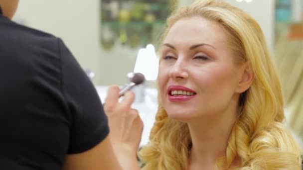 Piękne Kobiety Stosowania Makijażu Przez Make Artist Szczęśliwa Kobieta Salon — Wideo stockowe