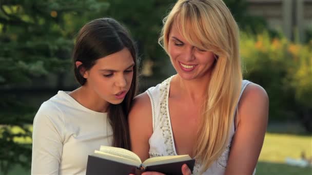 Mama Córka Czytając Książkę Ławce Parku Szczęśliwa Matka Córką Parku — Wideo stockowe