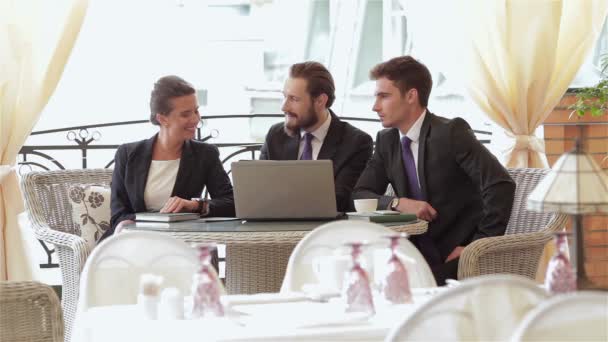Three Businesspeople Eating Healthy Snacks Brunch Drinking Coffee Smiling Attractive — Stock Video