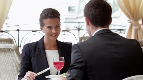 Młody Mężczyzna Obiad Swoim Partnerem Restauracji Uśmiechnięta Atrakcyjna Bizneswoman Mężczyzna — Wideo stockowe