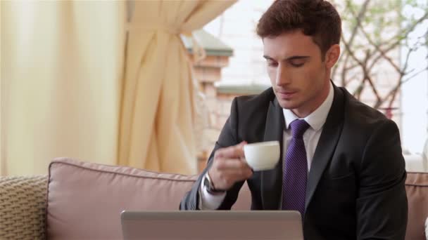 Młody Biznesmen Korzystający Laptopa Smartfona Przerwę Kawę Biznesmeni Jedzący Lunch — Wideo stockowe
