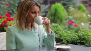 Kahve sabah restoranda içme kadın. İş kadını