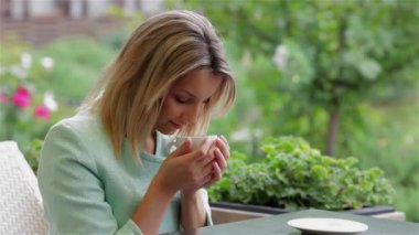 Kahve holding ve aromatik koku nefes genç kadın. İşkadını aroma kahve içine çek