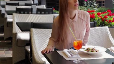 Kokteyl, eğleniyor Cafe teras ile genç güzel kadın