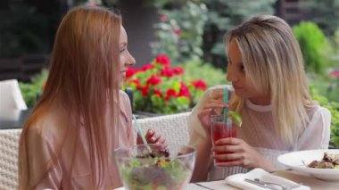 Kızlar terasta, kafede içki kokteyl ve dedikodu