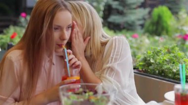 Kafede kız birbirlerine sırlarını iletmek