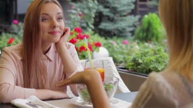 Bana her şeyi söyle hadi. Kadınların rahat kafe terasında sevinir Toplantı